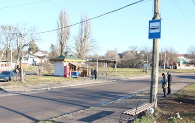 У Житомирі автомобіль в їхав у зупинку, є постраждалі