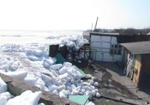 В Мариуполе лед Азовского моря разрушил более десятка частных строений