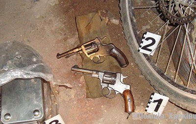 У харків янина поліція знайшла два пістолети і майже тисячу патронів