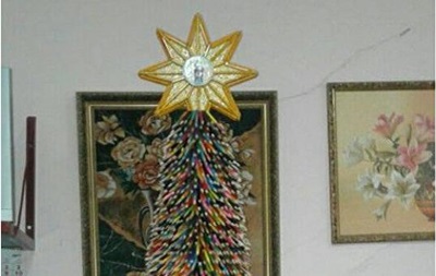 В Одеській області зібрали рекордну новорічну ялинку з кольорових олівців
