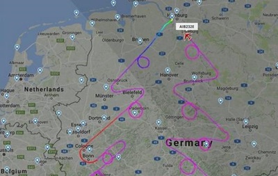 Самолет нарисовал в небе над Германией елку с игрушками