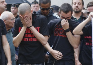 Вспышка ненависти - Во Франции почтили память убитого скинхедами студента