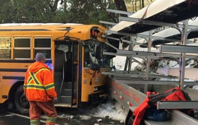 У Канаді вантажівка зіткнулася зі шкільним автобусом