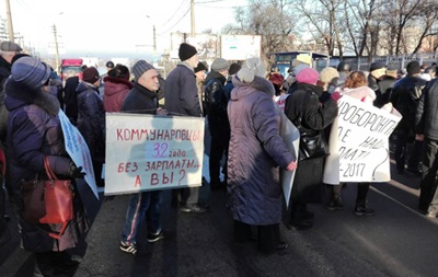 В Николаеве рабочие Судостроительного завода перекрыли дорогу