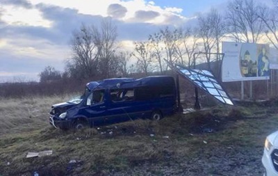 У Львівській області перекинувся мікроавтобус: вісім постраждалих