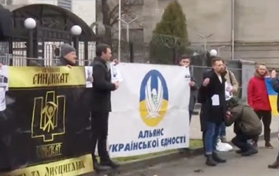 Біля посольства РФ в Києві пройшов флешмоб