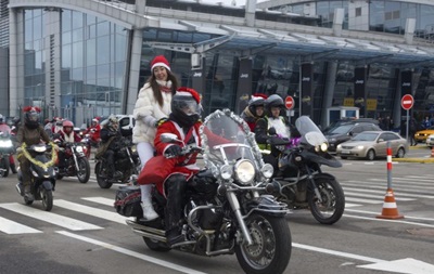По Киеву проехала колонна Мото-Санта Клаусов со Снегурочками