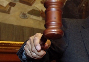 Скандал в Черниговской области: чиновники спилили к Новому году елку с могилы ребенка