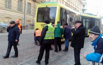 Во Львове сошел с рельсов самый длинный трамвай