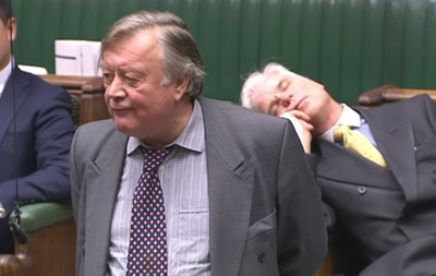 В Британии депутат уснул на дебатах о Brexit