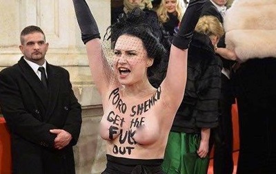 Активистка Femen пыталась помешать Порошенко попасть на Венский бал