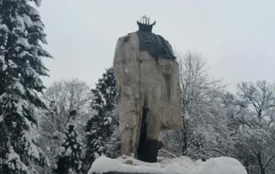 На Львівщині відбили голову пам ятнику Шевченку