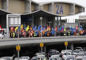 Демонстранты заблокировали вход в главный терминал парижского аэропорта Руасси