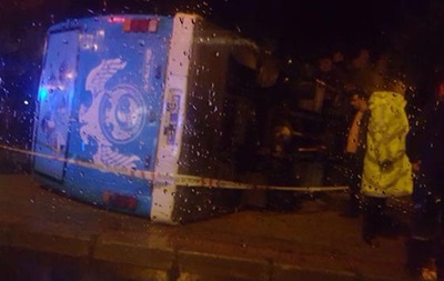 У Туреччині перекинувся автобус з військовими, десятки постраждалих