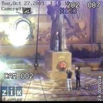 Суд вынес приговор студенту, который помочился на памятник Шевченко в Черновцах