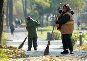 Попов поручил повысить зарплаты столичным дворникам