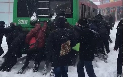 В Харькове люди вытолкали троллейбус из сугробов 