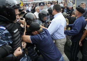 На Крещатике снова началась потасовка. Тимошенко попросила депутатов пойти и разобраться