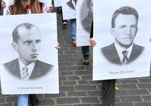 Украинцев призвали принести в каждый дом портреты Бандеры и Шухевича