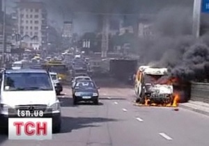 В центре Киева сгорел микроавтобус