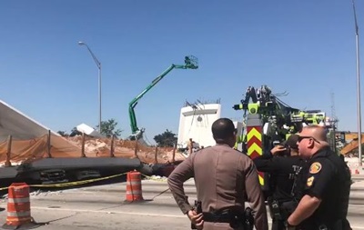 В Майами обрушился мост, есть жертвы