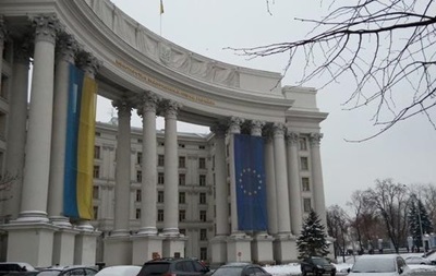 МЗС: Київ готовий дозволити ексгумацію поляків