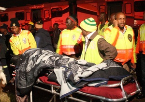 В результате столкновения пригородных поездов в ЮАР пострадали более 850 человек