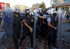 Турецкая полиция разогнала свадебную процессию на площади Таксим