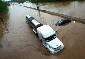 США объявили чрезвычайное положение из-за проливных дождей