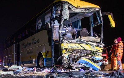 У Німеччині туристичний автобус врізався в фуру: 19 постраждалих