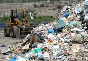 Винницкий губернатор отправил всех чиновников области убирать мусор: Пока не уберут, в кабинет не зайдут