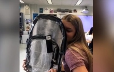 В США школьников обязали носить прозрачные рюкзаки