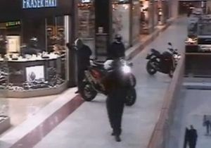 В Лондоне налетчики на мотоциклах совершили дерзкое ограбление ювелирного магазина