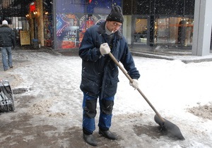 Азаров призывает украинцев помогать чистить снег около своих домов