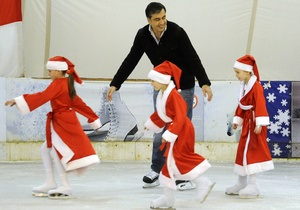 Саакашвили воспользовался визитом в Эстонию, чтобы покататься на коньках