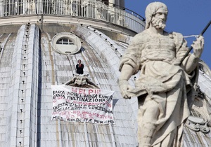 Протестующий против европейского закона итальянец провел ночь на куполе собора Святого Петра
