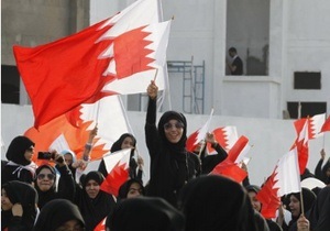 В Бахрейне десятки тысяч человек вышли на акции протеста