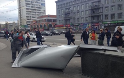 В Киеве сорвавшиеся с ТРЦ стальные листы травмировали женщину