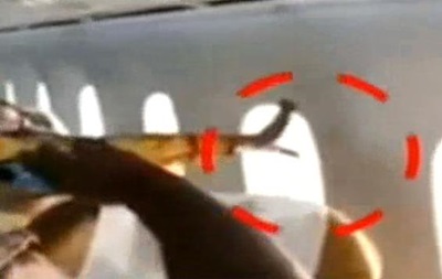 В самолете индийской авиакомпании во время полета выпал иллюминатор