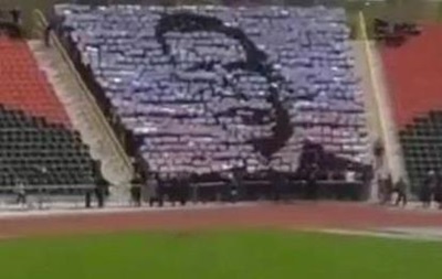 В ДНР школьников учат выкладывать портрет Захарченко на трибуне стадиона