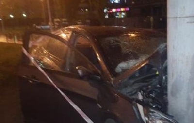 У Києві авто врізалося в стовп, є постраждалі