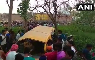 В Індії шкільний автобус зіткнувся з поїздом, загинули 13 дітей