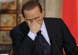 Я уеду из этой поганой страны: СМИ обнародовали телефонные разговоры Берлускони
