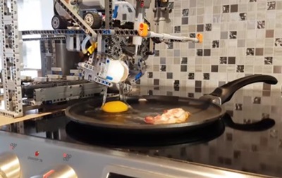 Канадцы научили робота готовить яичницу