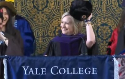 Гілларі Клінтон прийшла до випускників Єля з шапкою-вушанкою
