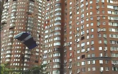 В Киеве экстремал прыгнул с многоэтажки с парашютом