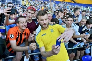 Сборная Украины провела тренировку для тысячи своих болельщиков