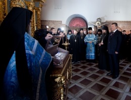 Янукович помолился перед плащаницей Пресвятой Богородицы в Лавре