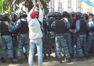 Участники Дня гнева подрались с бойцами Беркута под зданием Верховной Рады