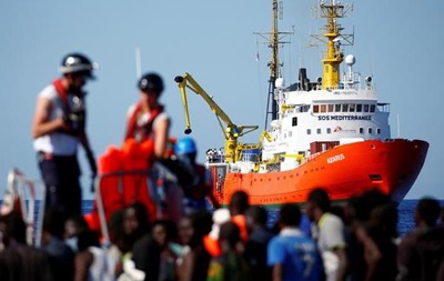 Испания готова принять судно с мигрантами, от которого отказалась Италия